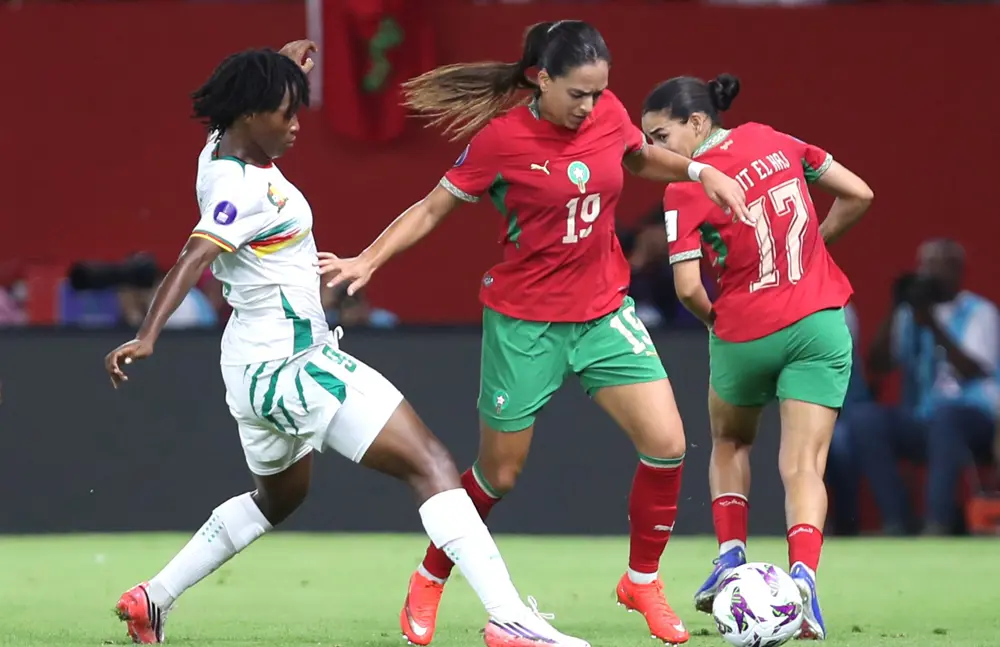 Sakina Ouzraoui of Morocco challenges Grâce Davilla Mendoua of Cameroon