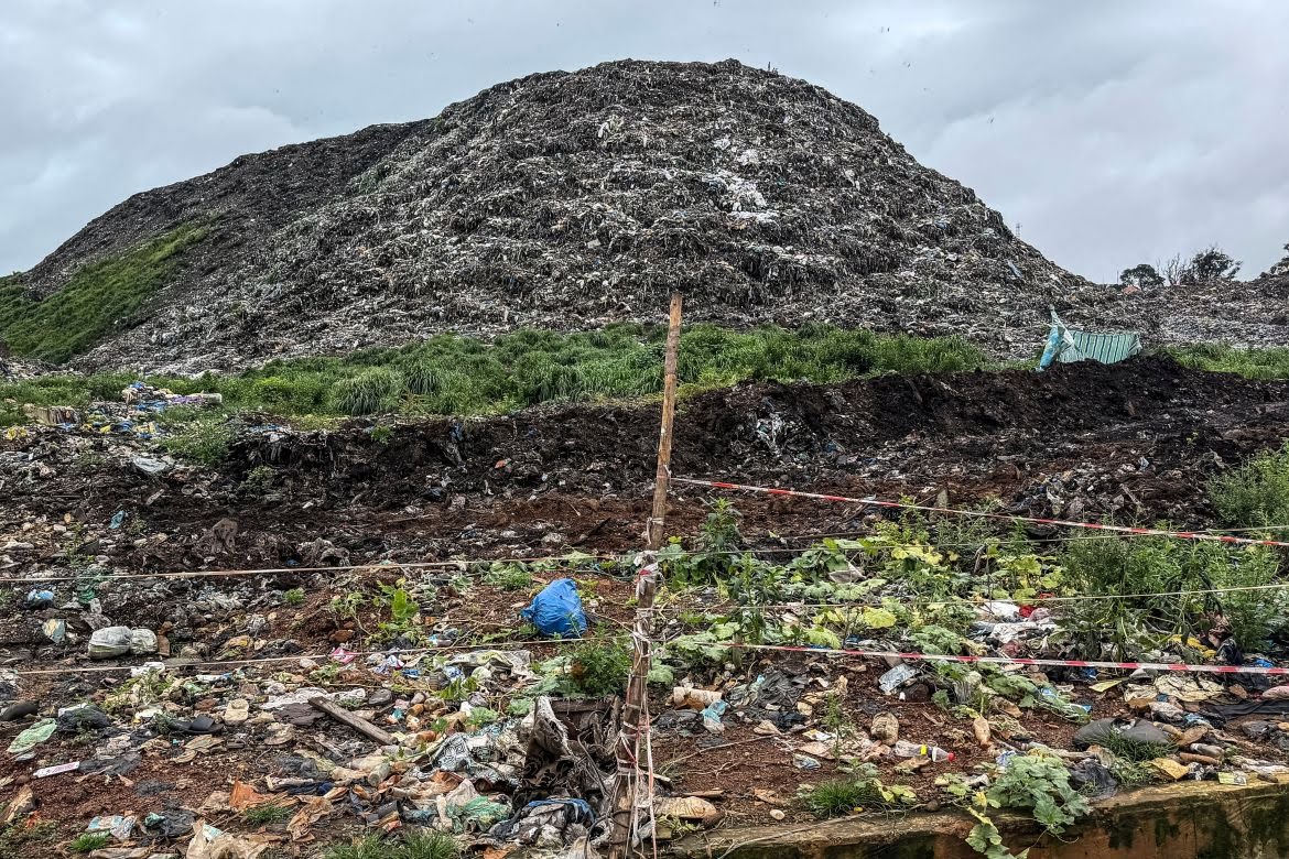 A mountain of waste in one of the Guineas Conakry  suburbs