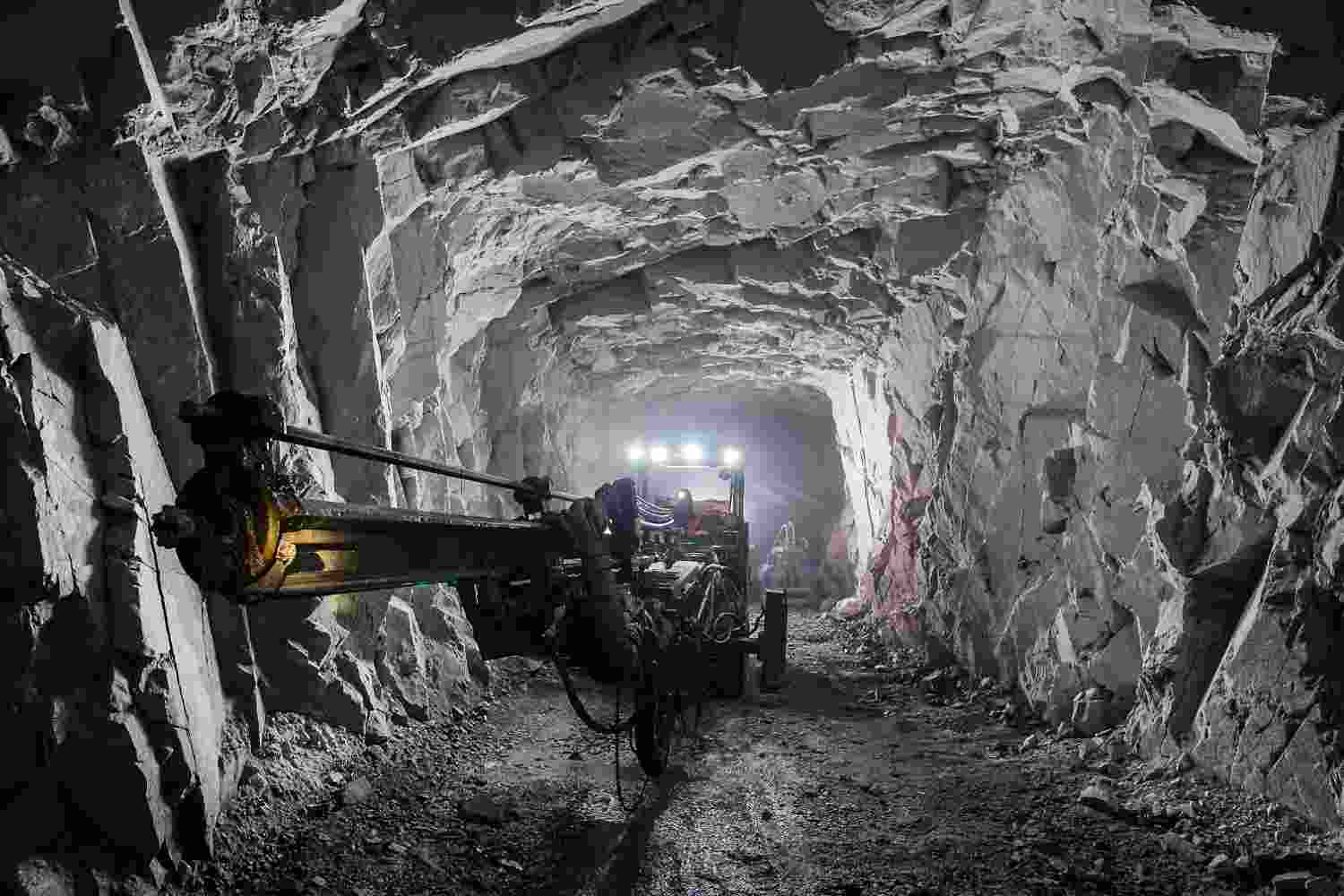 Over the three months ended July, seasonally adjusted mineral sales at current prices decreased by 10% compared with the previous three months.