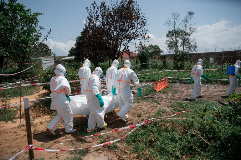 Red Cross volunteers in the Democratic Republic of the Congo carry the body of an Ebola victim on June 8, 2026 [AFP]